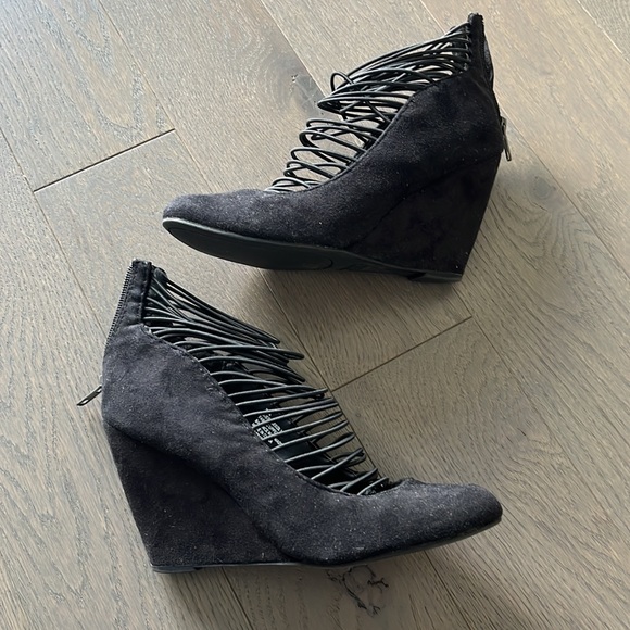 Black Wedge Heels from Nine West, size 7 - Picture 3 of 6